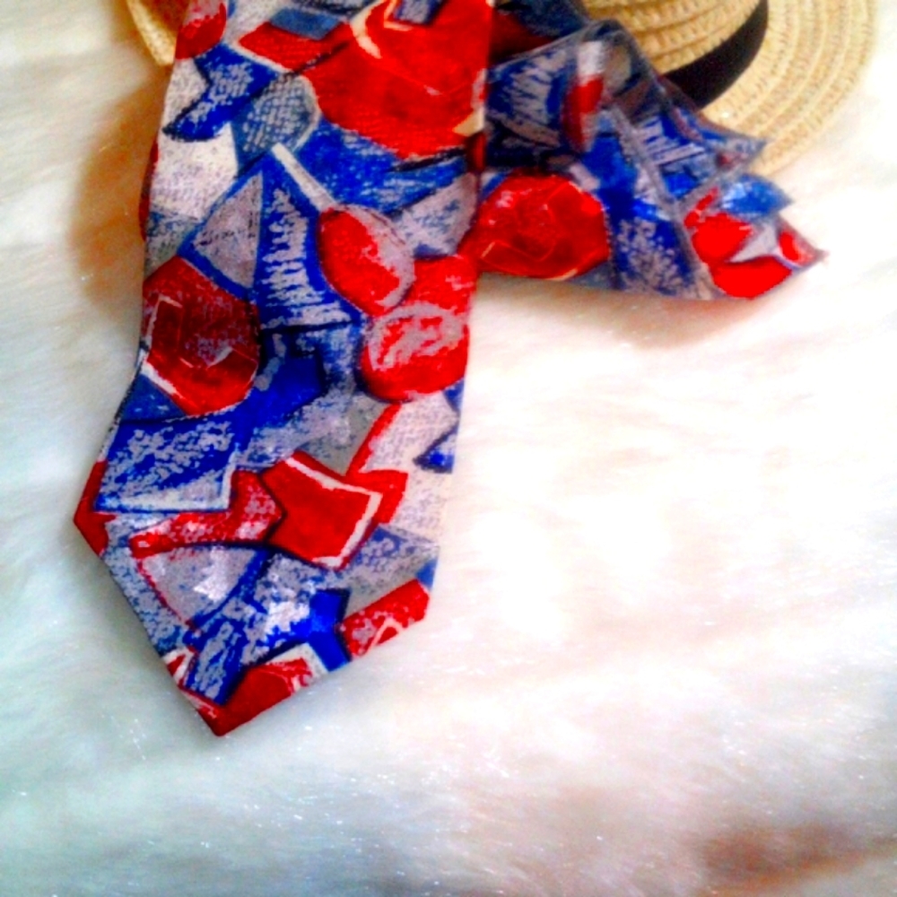 VINTAGE CASTLE RED WHITE AND BLUE CASTLE TIE & MATCHING POCKET SQUARE LIKE NEW